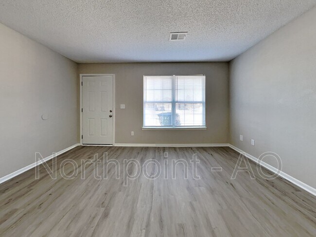 Building Photo - 314 NW Woodbury Dr