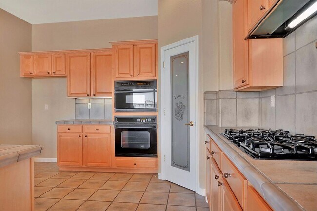 Foto del edificio - Rare Brookside Home with Pool & Lake Views