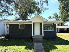 Building Photo - 1689 Lee Ave SW