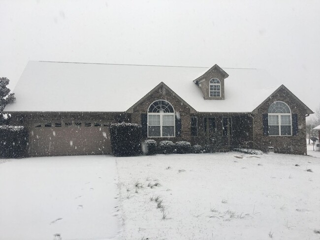 Building Photo - Beech Creek Golf Course - 4 bedrooms / 2 b...