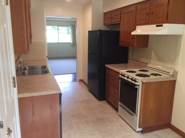 Entrada por la puerta trasera a la izquierda a la cocina. - 12601 Blue Ridge Ext