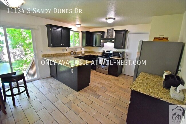 Building Photo - Stunning 4 Bedroom Sandy Home! No Deposit ...