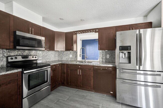 Cocina totalmente renovada con electrodomésticos de acero inoxidable. - 8105 SW 19th St