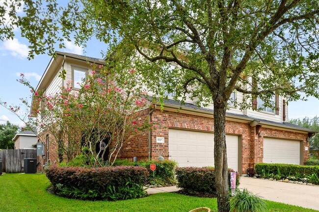 Building Photo - 5327 Timber Ct Hollow
