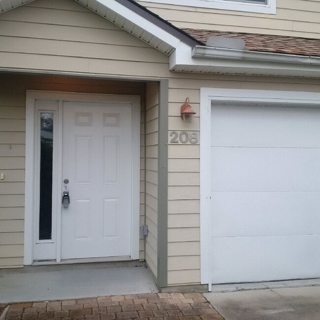Building Photo - Cute townhome with 3 bd / 2.5 Bath