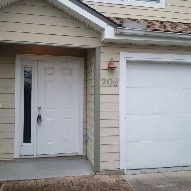 Foto del edificio - Cute townhome with 3 bd / 2.5 Bath