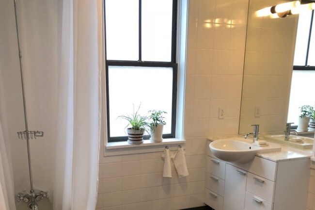 Baño - 1010 N Hope St