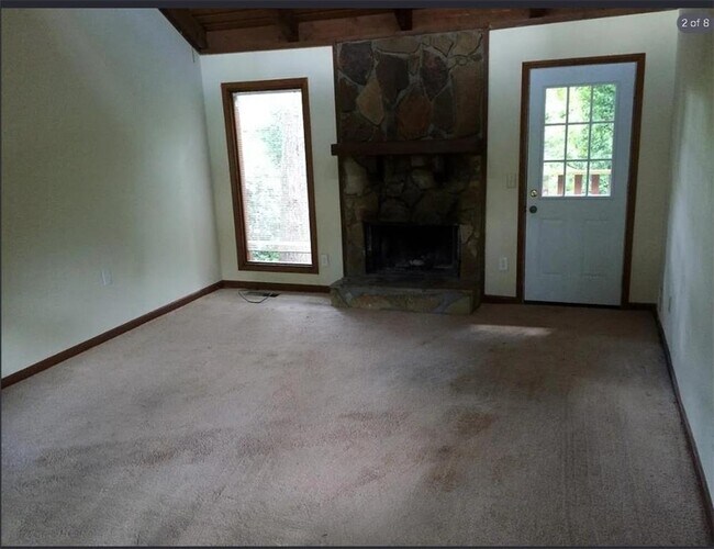Building Photo - 257 Castleair Dr NE
