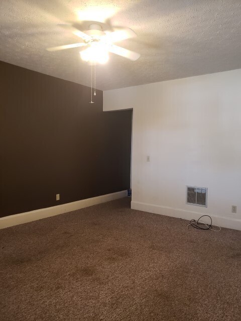 Building Photo - 2 bed, 1.5 bath duplex located in the hear...