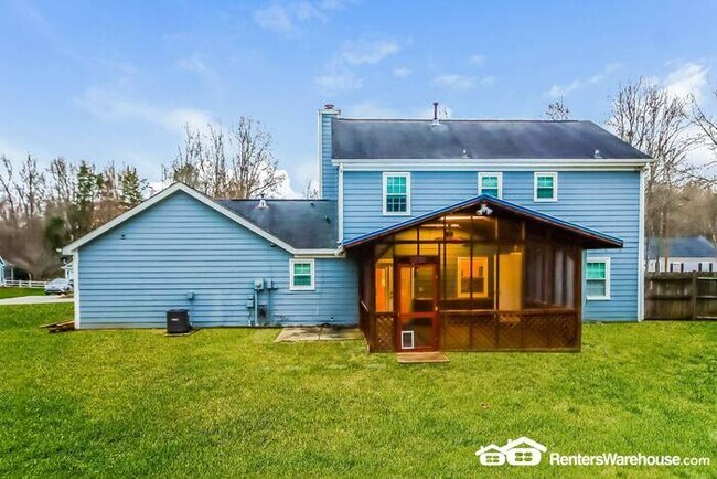 Building Photo - 4 bedroom 3 bath home on large lot.