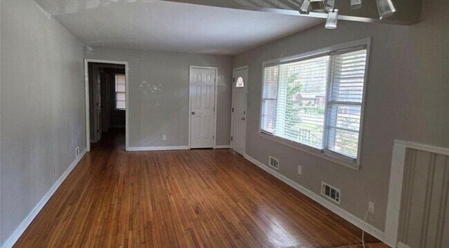 Foto del edificio - 136 Hillsdale Dr SE