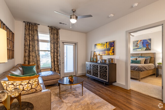 2BR, 2BA - 975SF - Living - Grand at Stone Creek