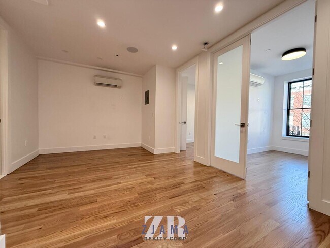 Foto del edificio - 754 Grand St