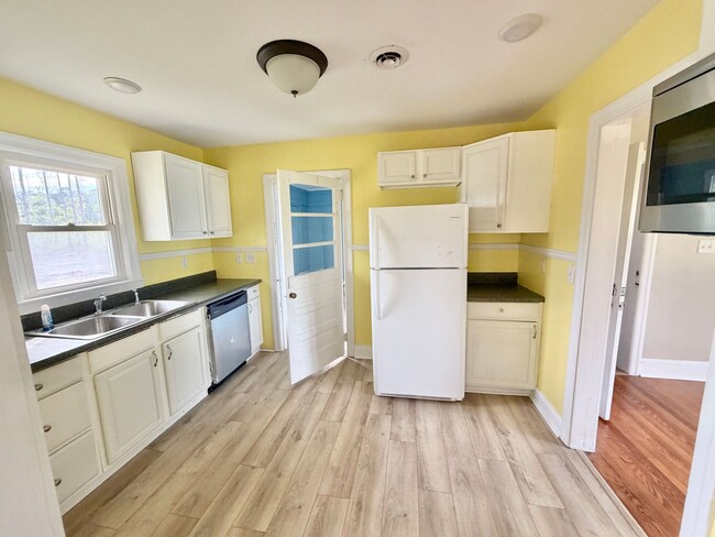 Building Photo - Coming Soon! Masonboro-south Wilmington location charming country home