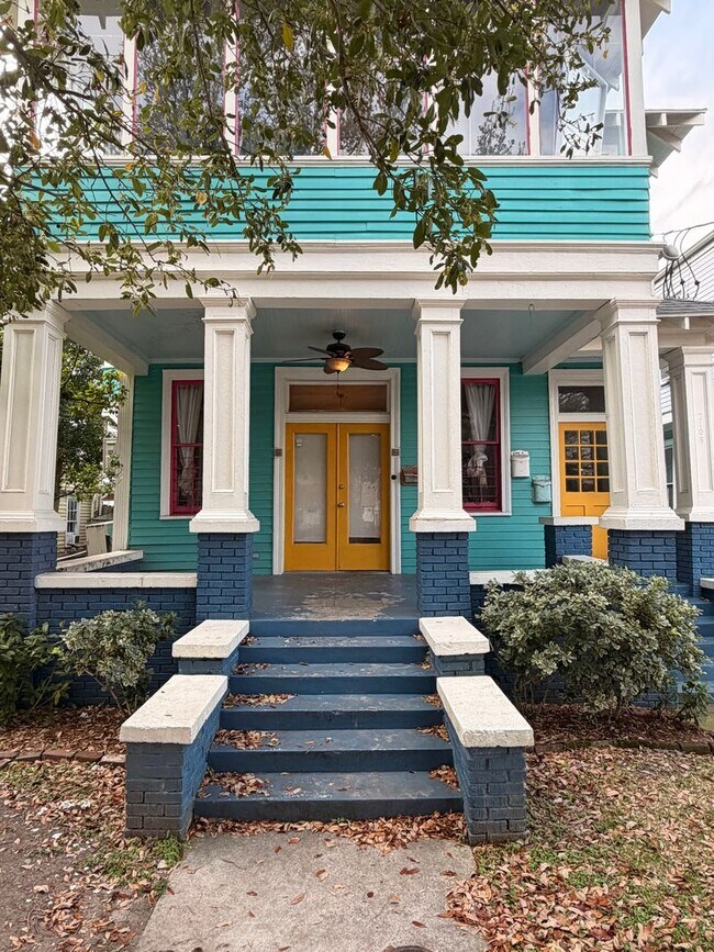 Building Photo - 2BD/1BA unit w/ big front porch, off street parking, and w/d!