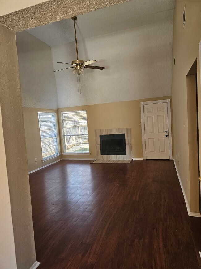 Building Photo - 1538 Ridgebriar Dr