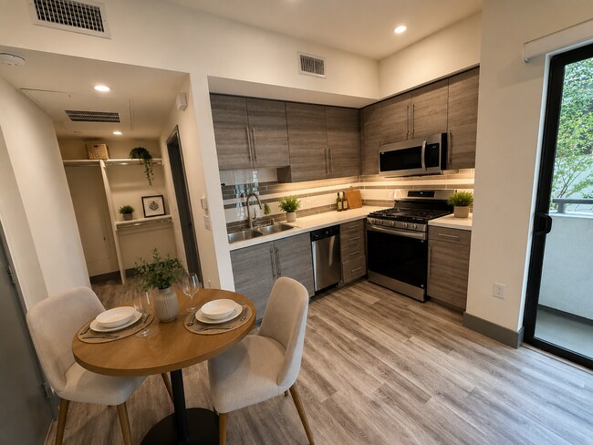 Foto del edificio - 3743 Midvale Ave