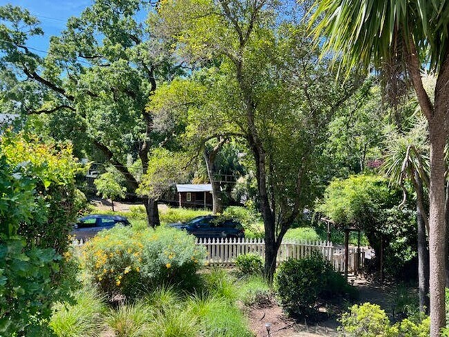 Foto del edificio - LARGE, Handsome 4 bed/3 bath, 2-Level Home...