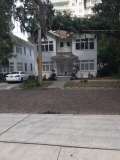 Entrada principal, calle Brick - 109 S Osceola Ave