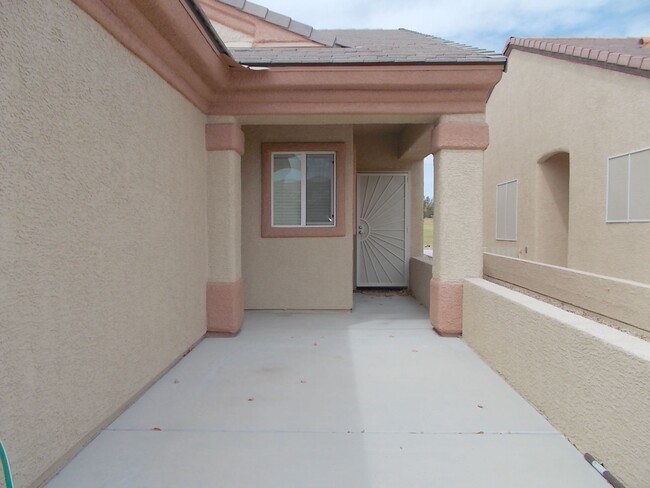 Building Photo - Fully furnished 3-bedroom, 2.5-bath home a...