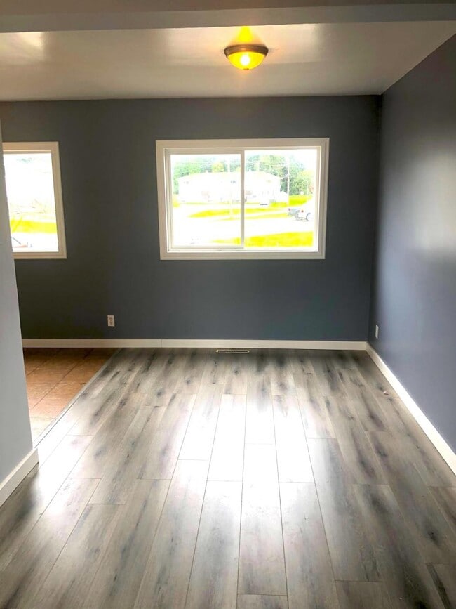 Building Photo - 3 bedroom in Kitimat BC V8C 1W2
