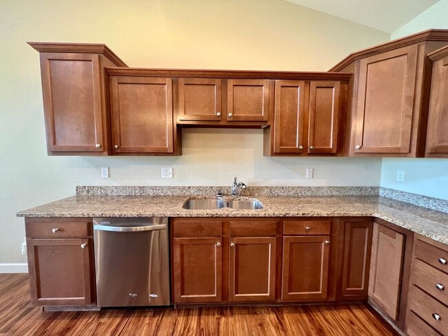 Building Photo - 3 Bed Townhome in Excellent West Side Location!