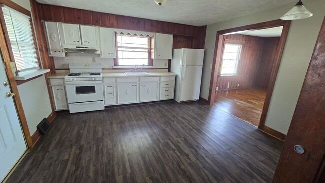 Foto del edificio - 2 Bedroom Home - Detached Garage!
