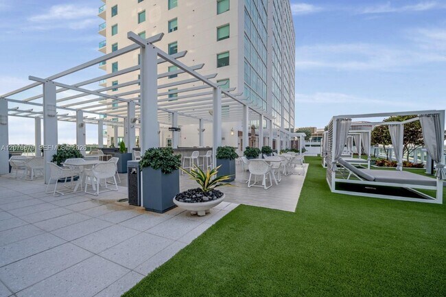 Foto del edificio - 400 Sunny Isles Blvd