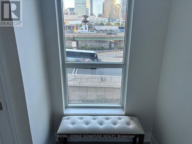 Photo du bâtiment - 230 Queens Quay W