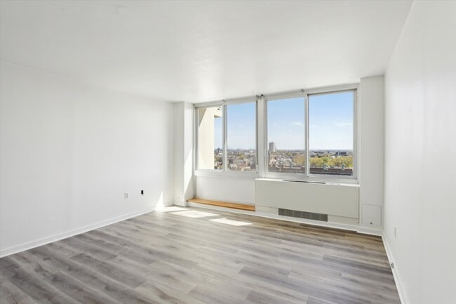 Building Photo - 604 S Washington Sq