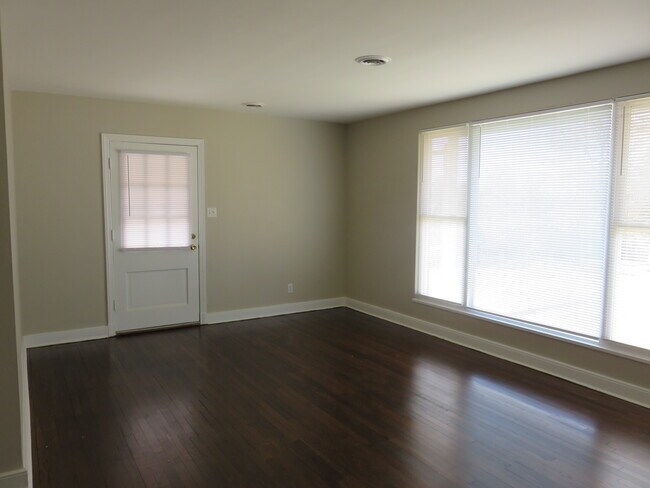 Foto del edificio - 719 Rothesay Rd