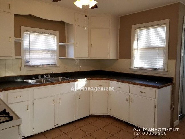 Building Photo - 22 Elwood St. - Pontiac 3Bed/1Bath