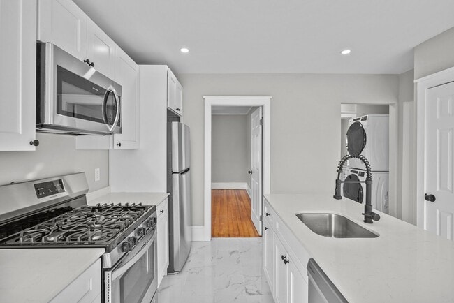 Completely Renovated 2 Bedroom in Elmhurst! - Completely Renovated 2 Bedroom in Elmhurst! Apartment