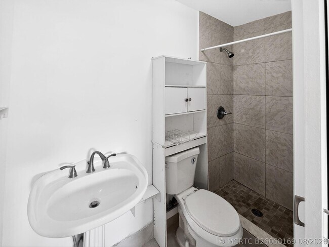 Foto del edificio - 2426 NE 184th St