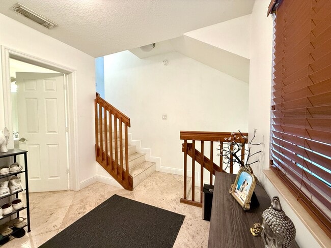 Building Photo - 1033 SW 9th Ct