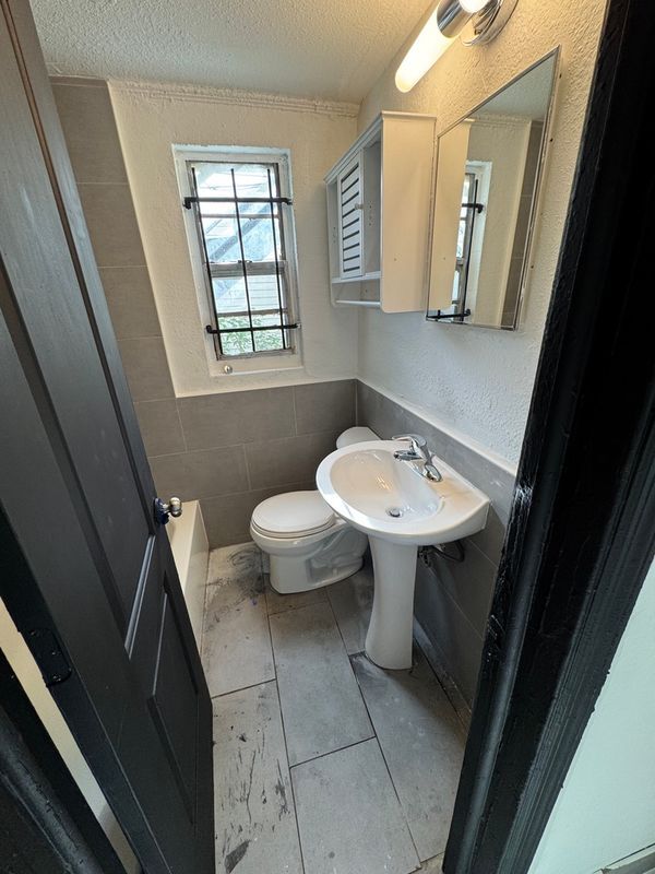 Foto del edificio - 929 W 27th St