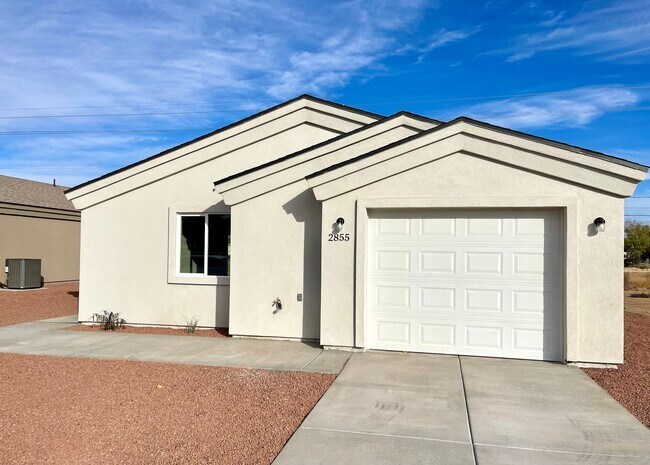 Foto del edificio - Cute home built in 2023 with garage and la...