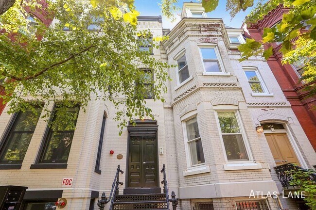 Building Photo - Professionally Managed & Recently Renovate...