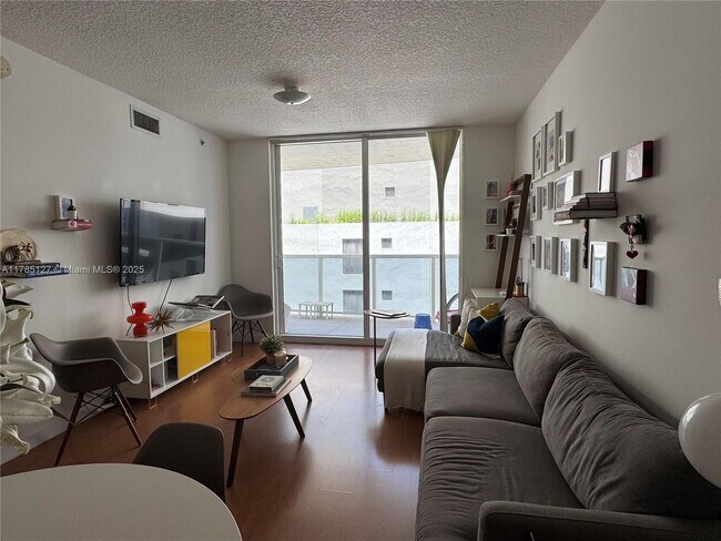 Foto del edificio - 601 NE 23rd St