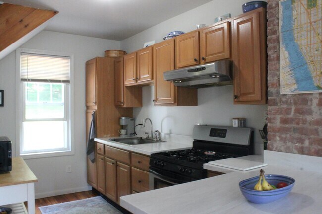 Foto del edificio - 348 Warburton Ave