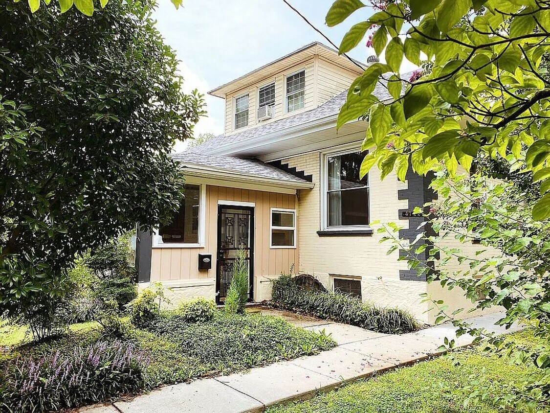 Primary Photo - STUNNING BEECHMONT HOME WITH SOLAR PANELS ...