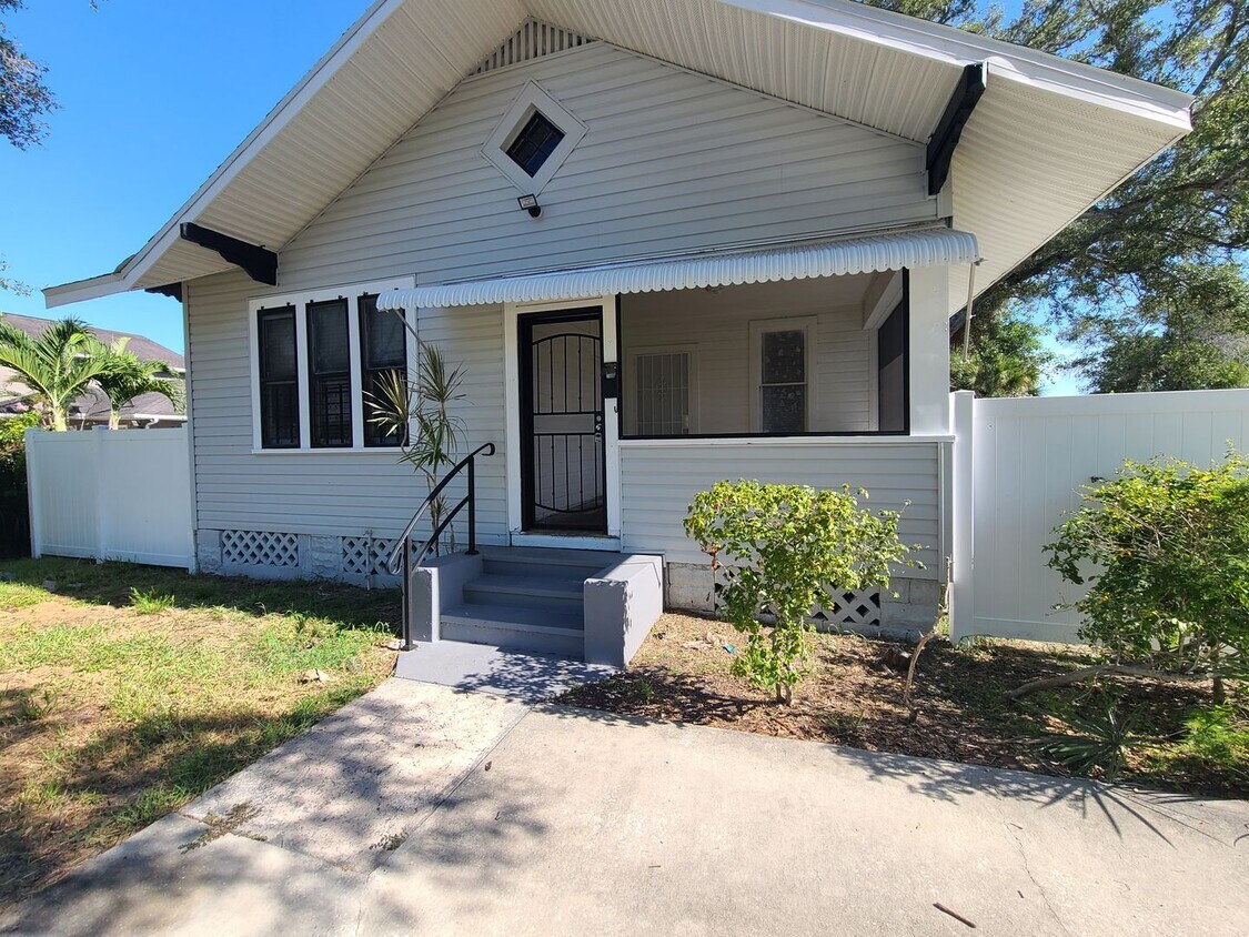 Primary Photo - Charming Two bedroom one bath with huge ba...