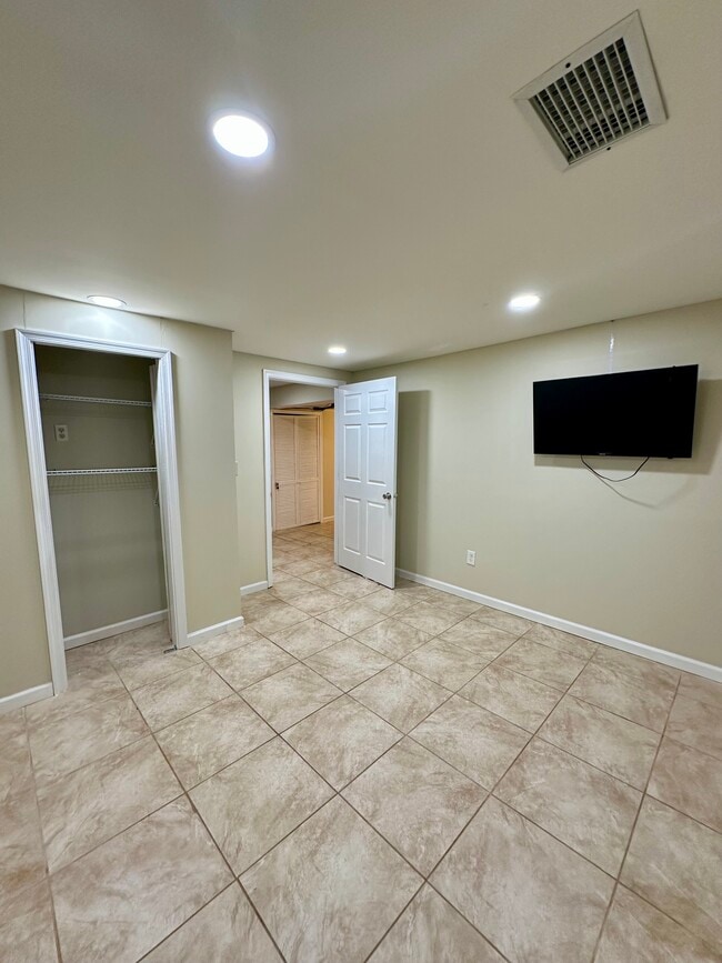 Room 1 - 8500 Magnolia Dr