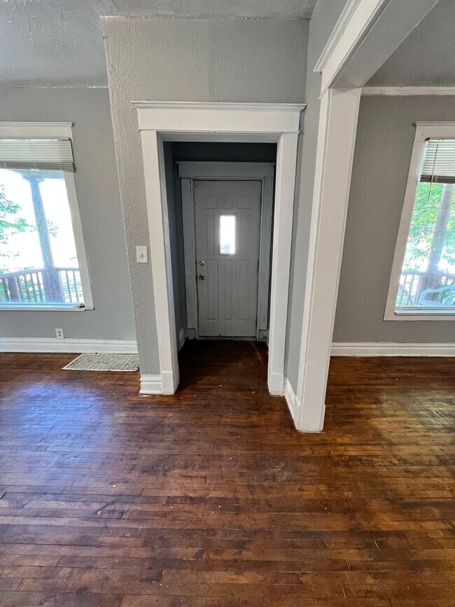 Building Photo - 708 E 6th St