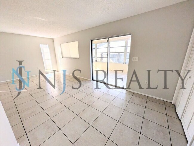 Foto del edificio - Beautifully updated 3/2/2 1500 Sq. Ft. with fenced yard, tile floors, HUGE living room and a corn...