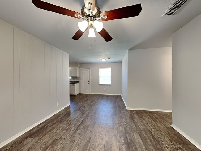 Foto del edificio - Beautiful Single Family Home | 3 BR/1BA | 1 Car-Garage | Fenced Backyard