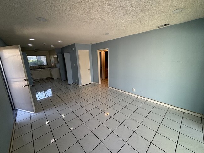 Building Photo - 498 Ginkgo Ct