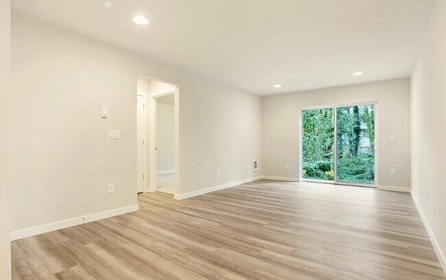 Building Photo - 13420 Manor Way
