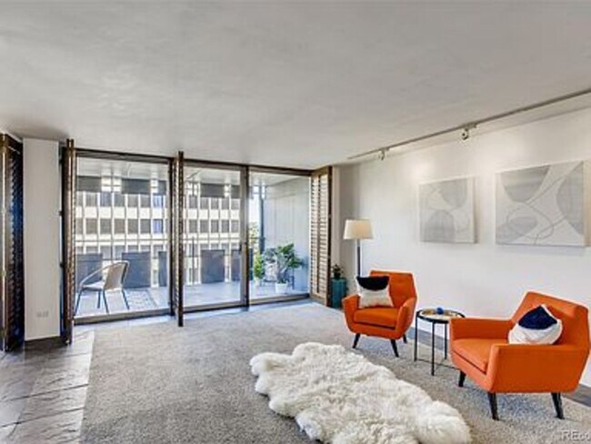 Foto del edificio - 790 N Washington St