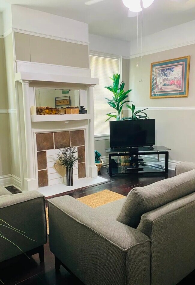 Equipado con TV con Netflix, etc. - 2234 Central Ave